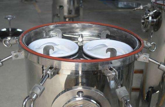 袋式过滤器的工作原理主要是将悬浮液泵入过滤